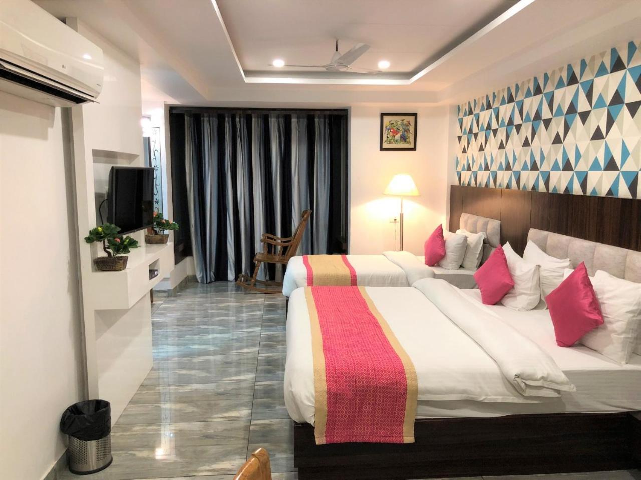 Hotel Sgt Plaza Varanasi Exterior foto