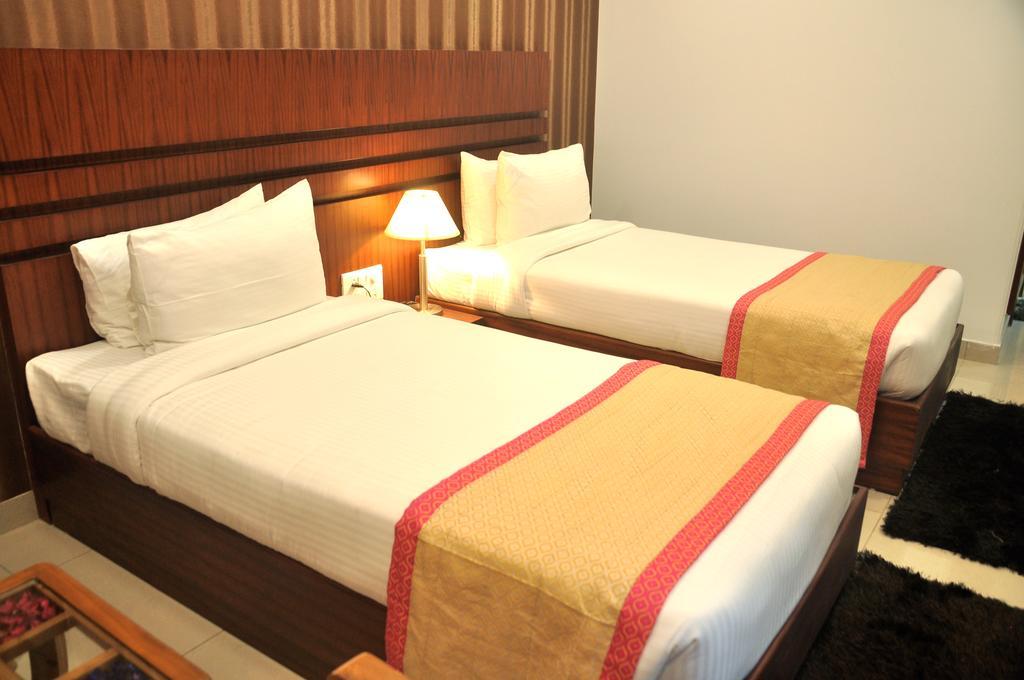 Hotel Sgt Plaza Varanasi Exterior foto